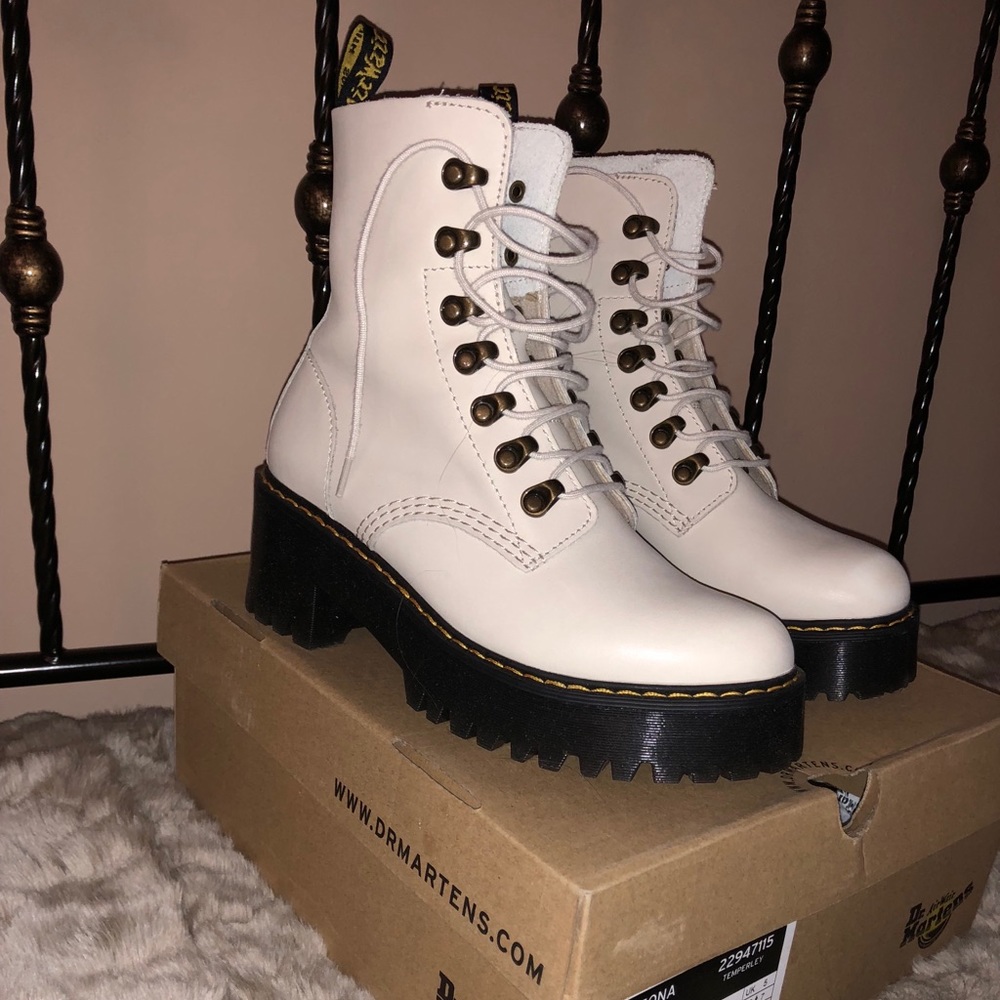 Doc Martens Leona Temperley combat boot in Bone
